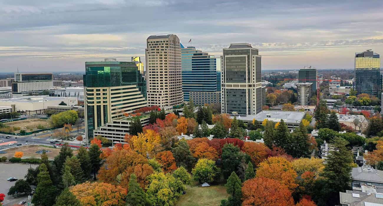 Skyline photo of Sacramento city during fall